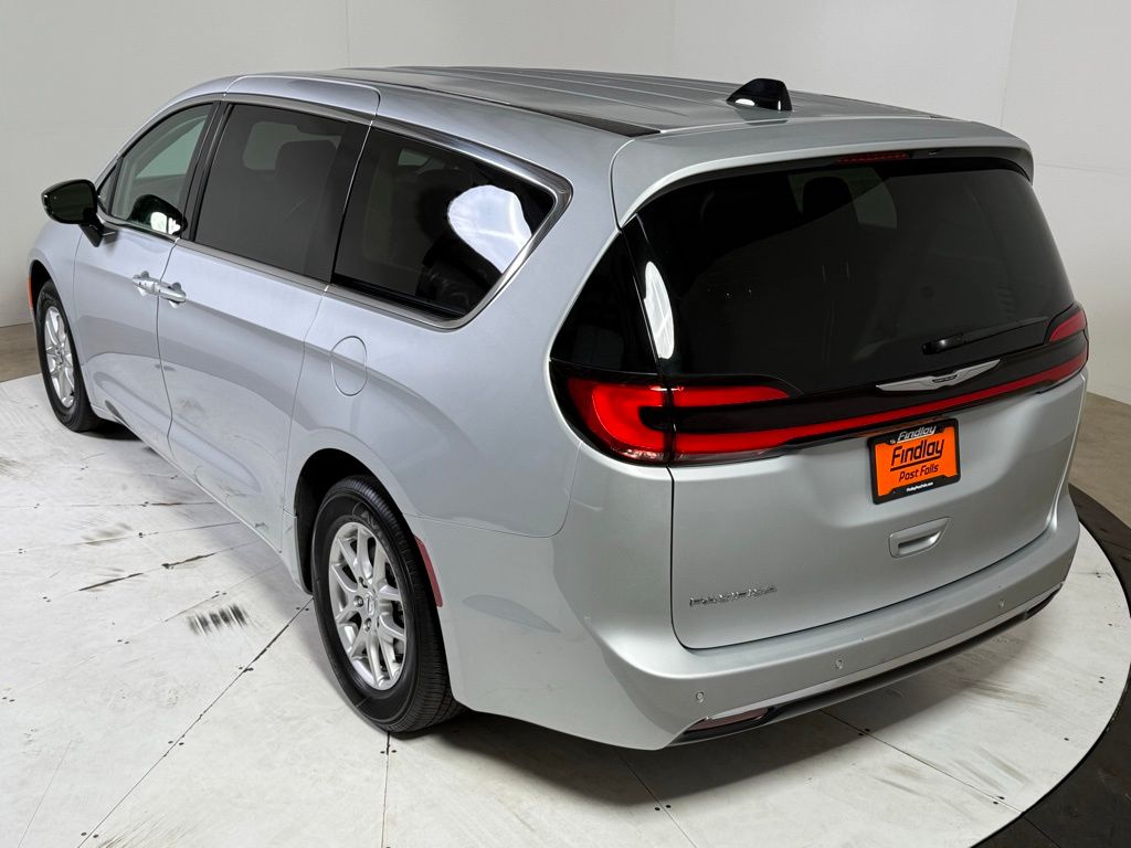 2024 Chrysler Pacifica Touring L photo 4