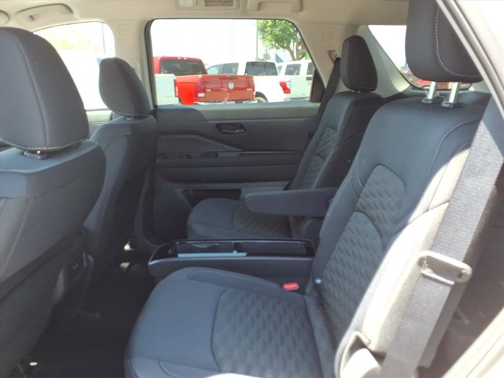 2025 Nissan Pathfinder SV photo 10