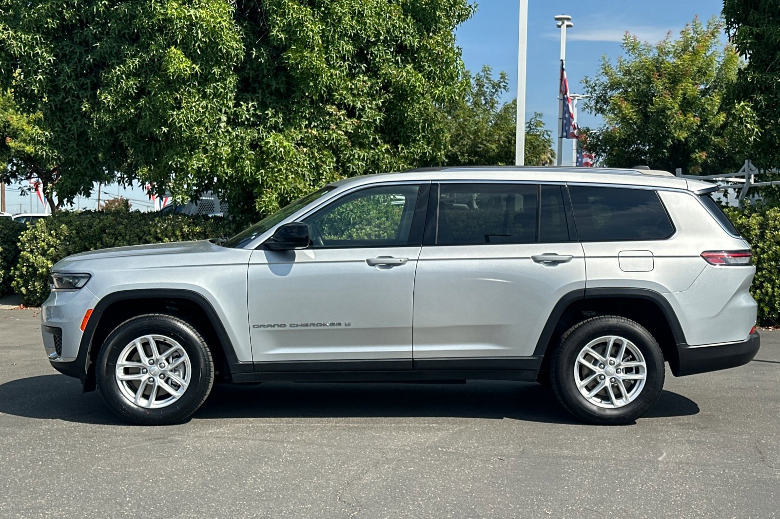 2023 Jeep Grand Cherokee Laredo Sport photo 6