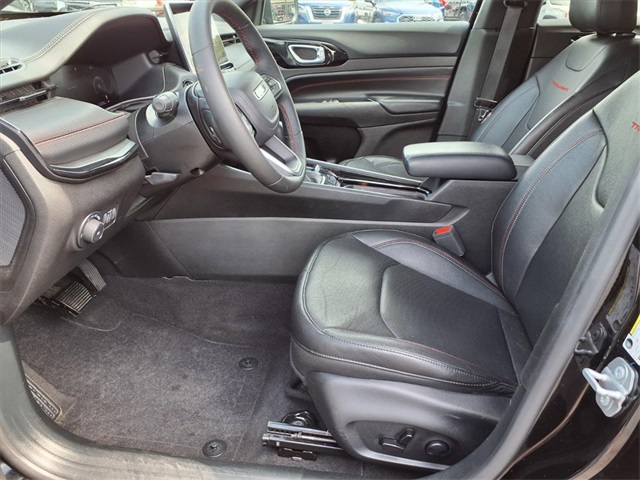 2025 Jeep Compass Trailhawk photo 2