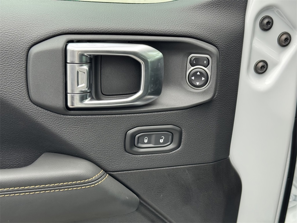 2025 Jeep Wrangler Sahara photo 16