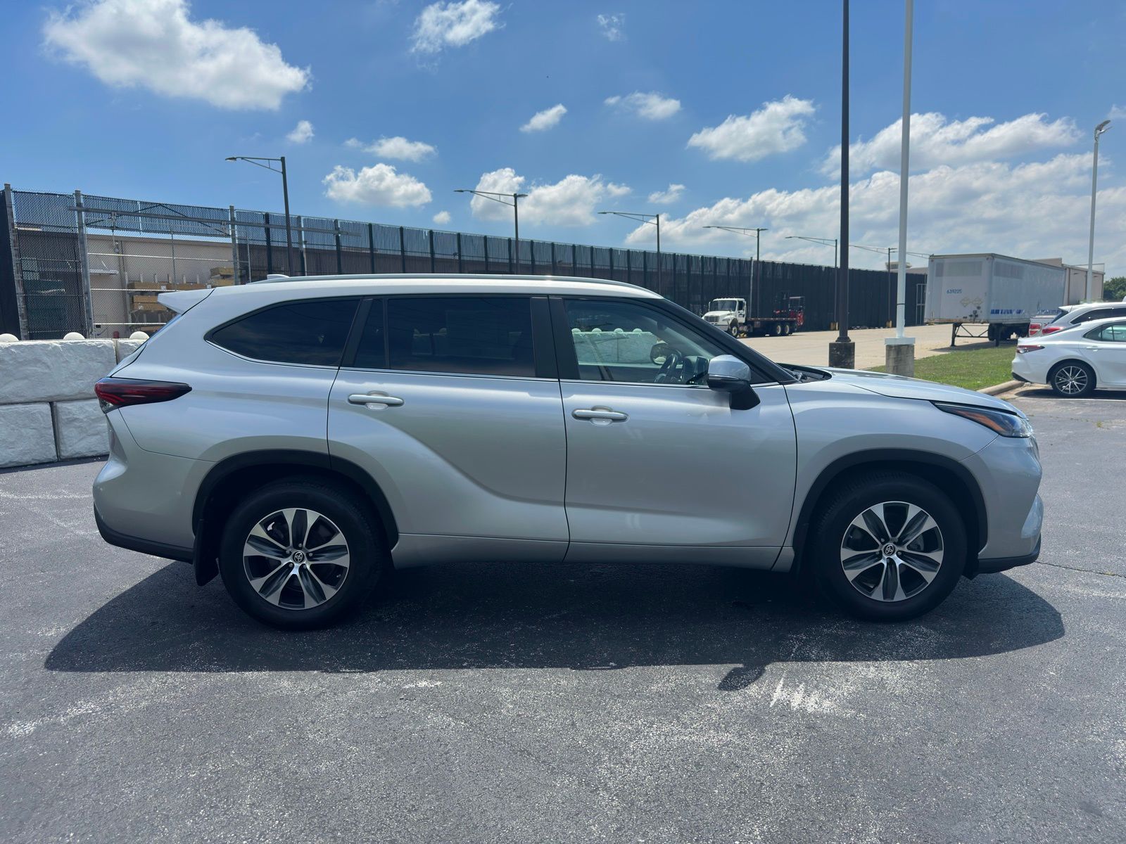 2024 Toyota Highlander XLE photo 7