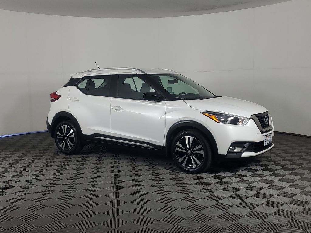 2018 Nissan Kicks SR photo 2