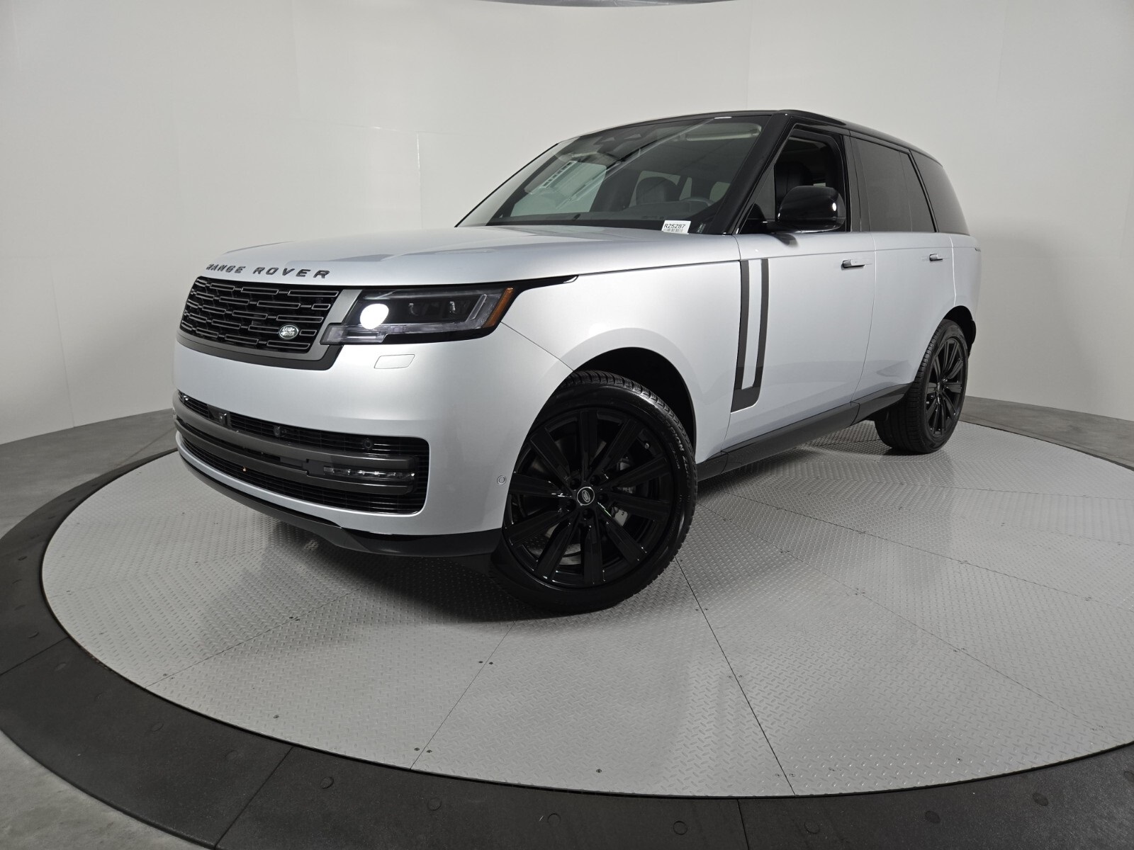 2025 Land Rover Range Rover SE's photo