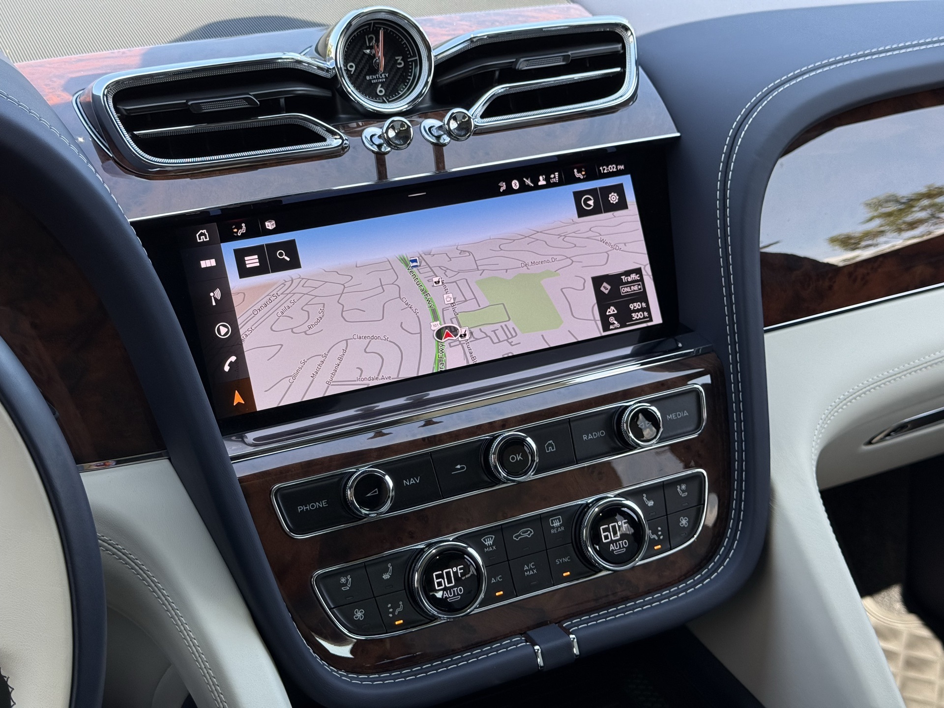 2024 Bentley Bentayga V8 photo 18