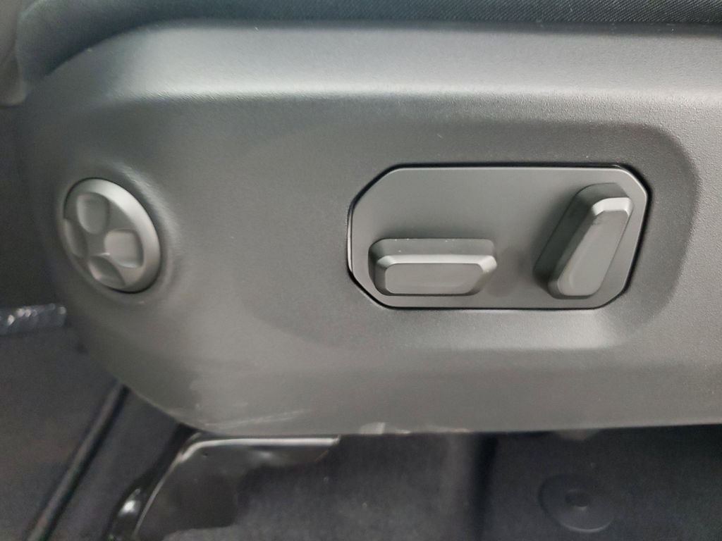 2025 Jeep Wrangler Sahara photo 25