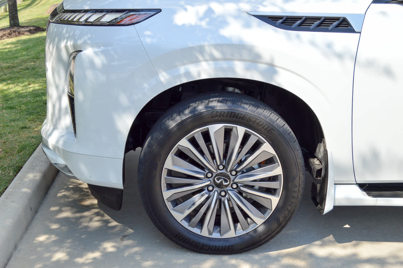 2025 Infiniti QX80 Sensory photo 9