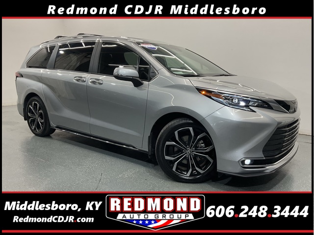 2025 Toyota Sienna Platinum's photo