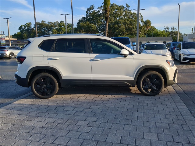 2025 Volkswagen Taos SE photo 3