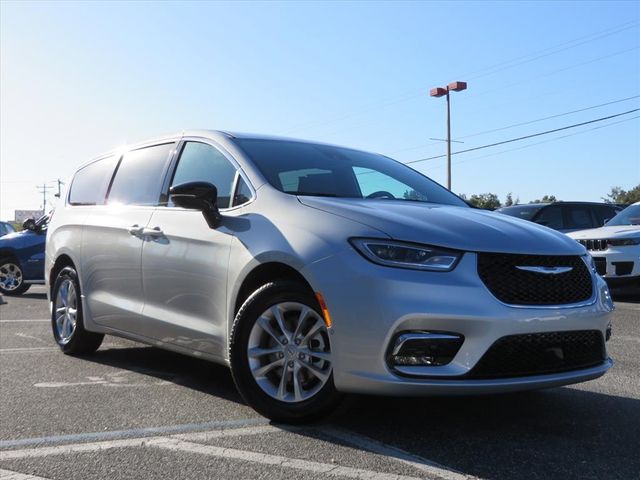 2026 Chrysler Pacifica Select's photo