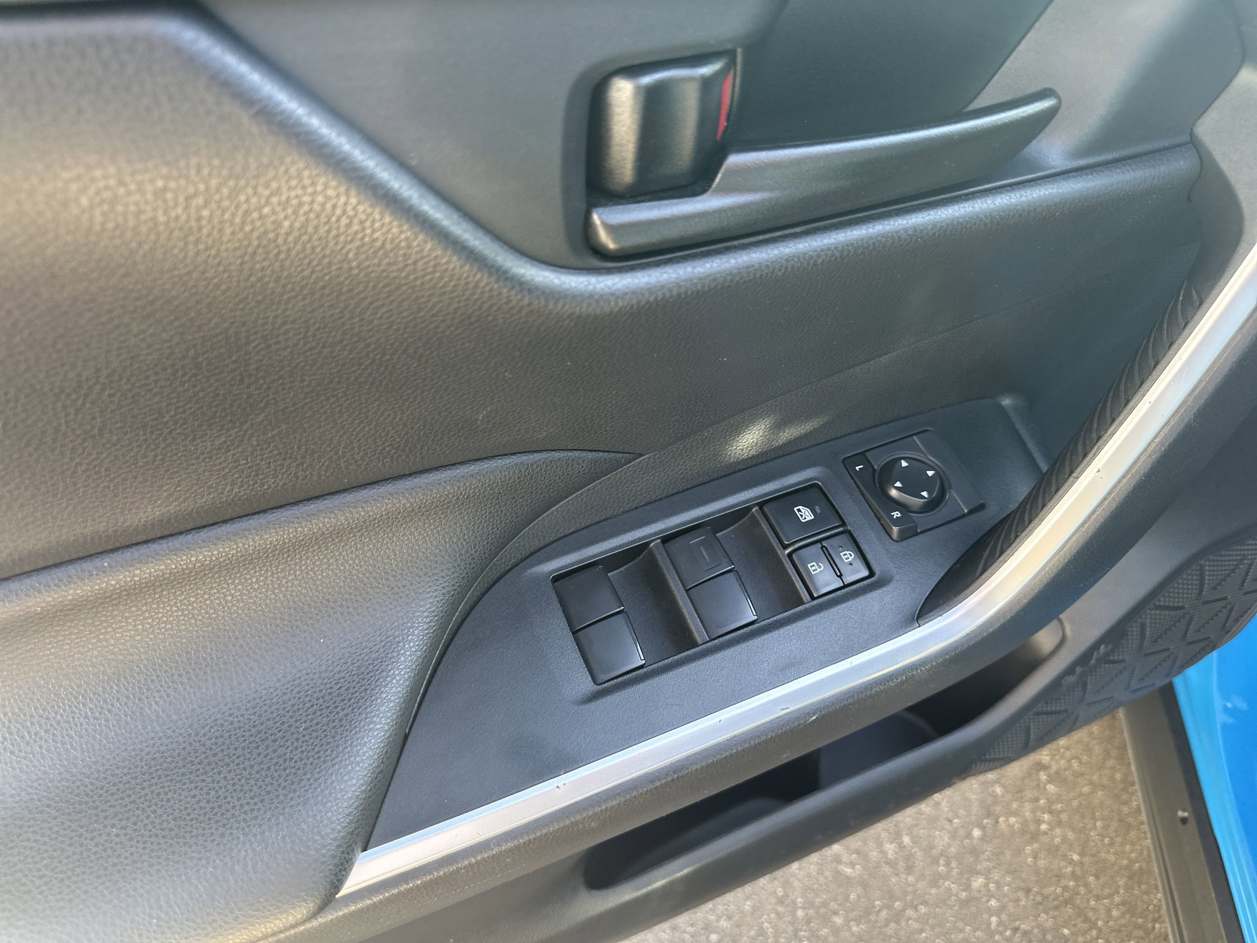 2019 Toyota RAV4 LE photo 3