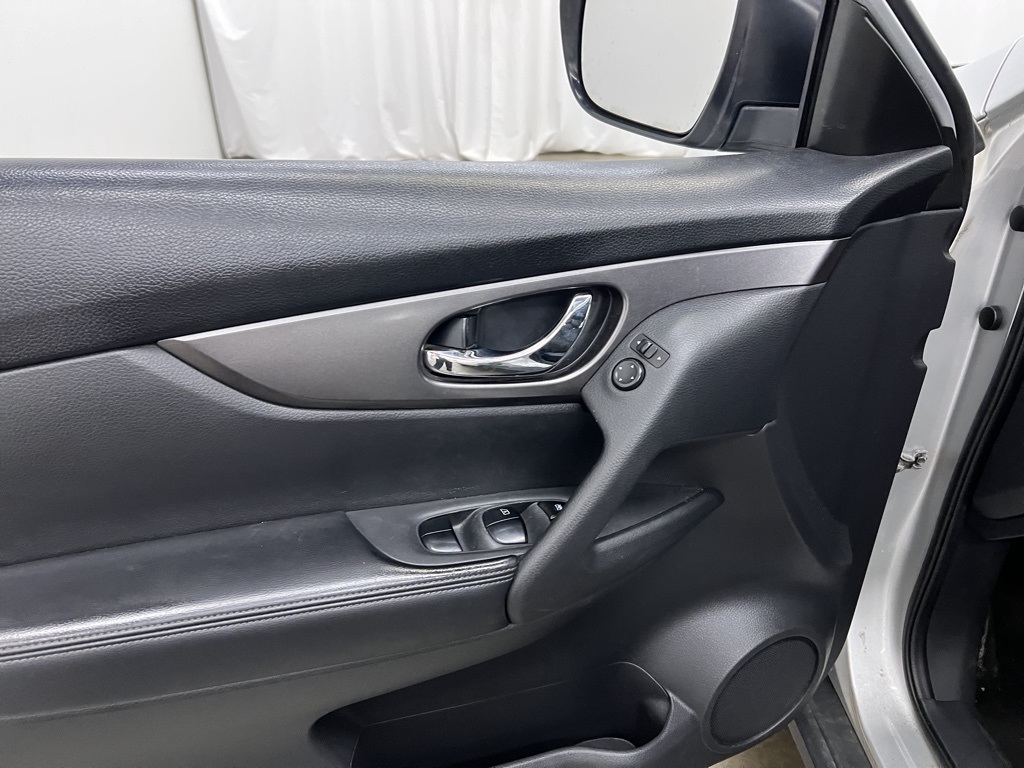 2016 Nissan Rogue SV photo 8