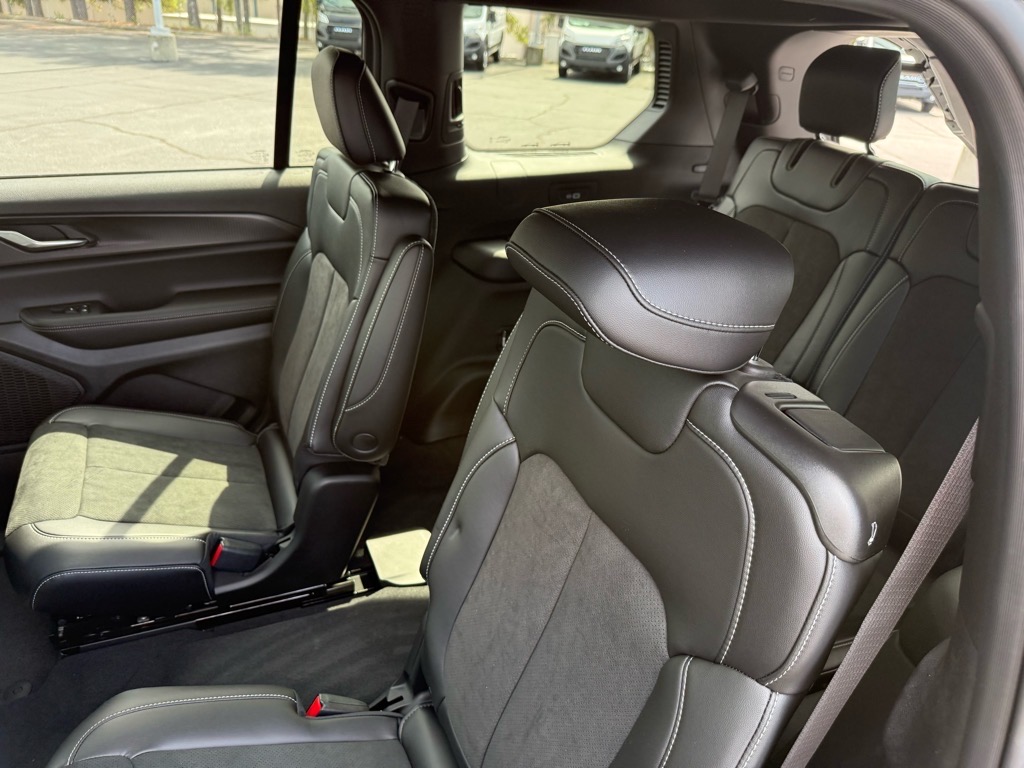 2025 Jeep Grand Cherokee Altitude photo 4