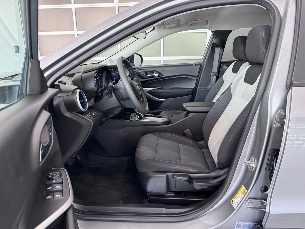 2025 Chevrolet Trax LS photo 7