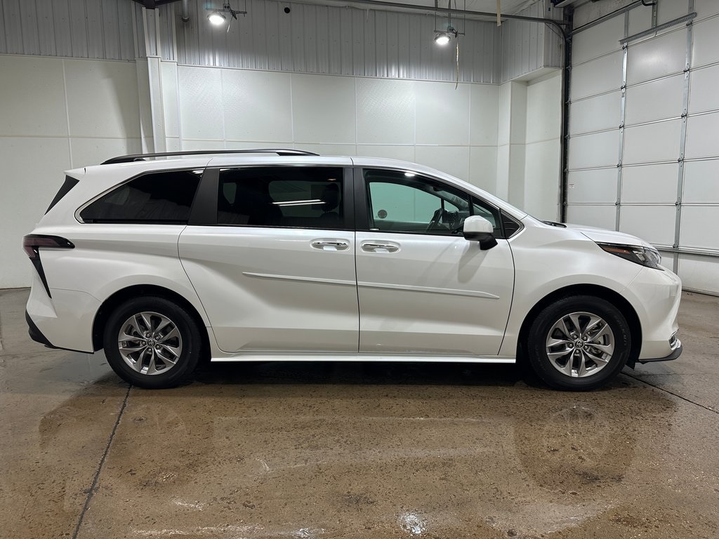 2024 Toyota Sienna XLE photo 3