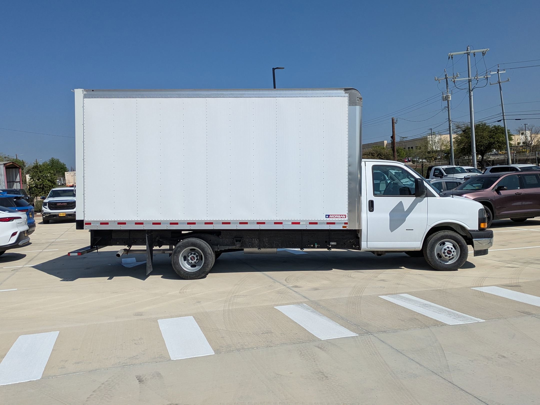 2024 Gmc Savana Cutaway 3500 photo 2