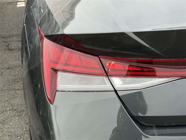 2024 Hyundai Elantra SEL Convenience photo 8