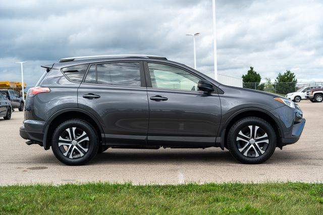 2017 Toyota RAV4 LE photo 5