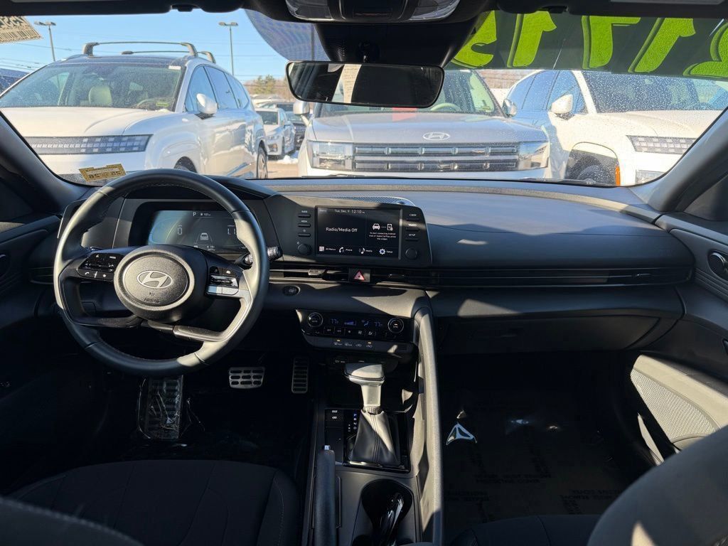 2025 Hyundai Elantra SEL Sport photo 4