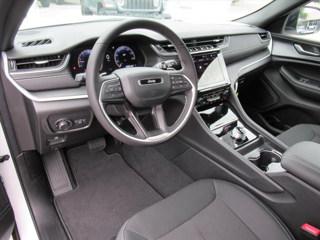 2025 Jeep Grand Cherokee Laredo X photo 14