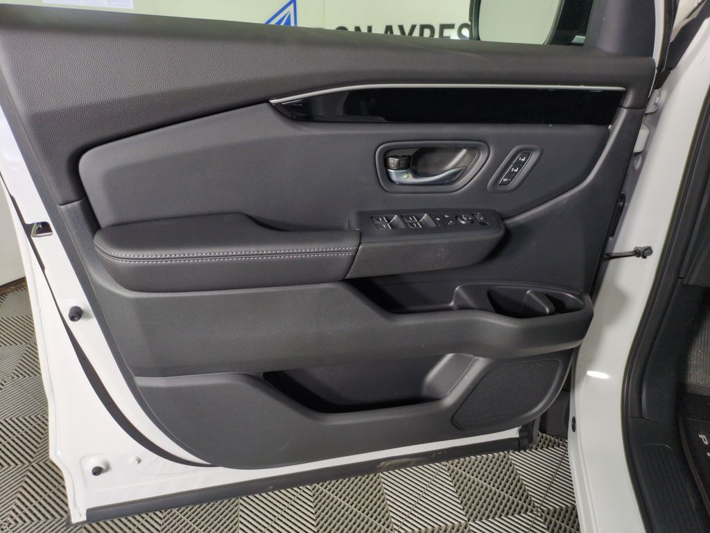 2025 Honda Pilot Touring photo 9