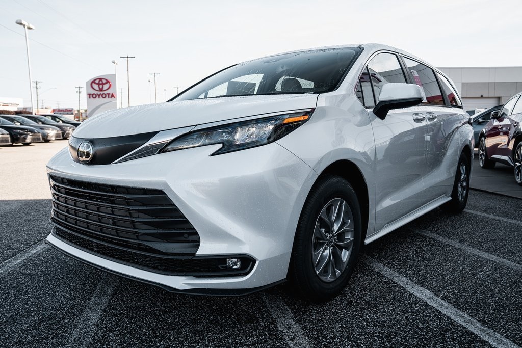 2026 Toyota Sienna XLE photo 3