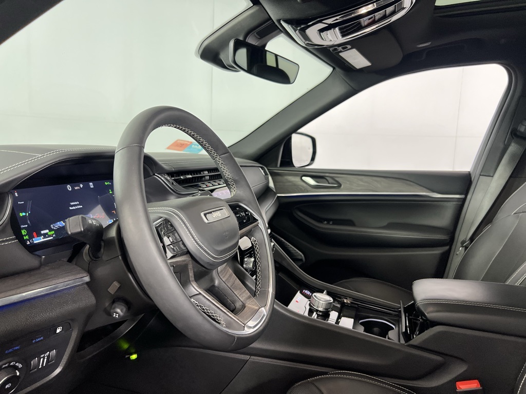 2023 Jeep Grand Cherokee Overland 4xe photo 17