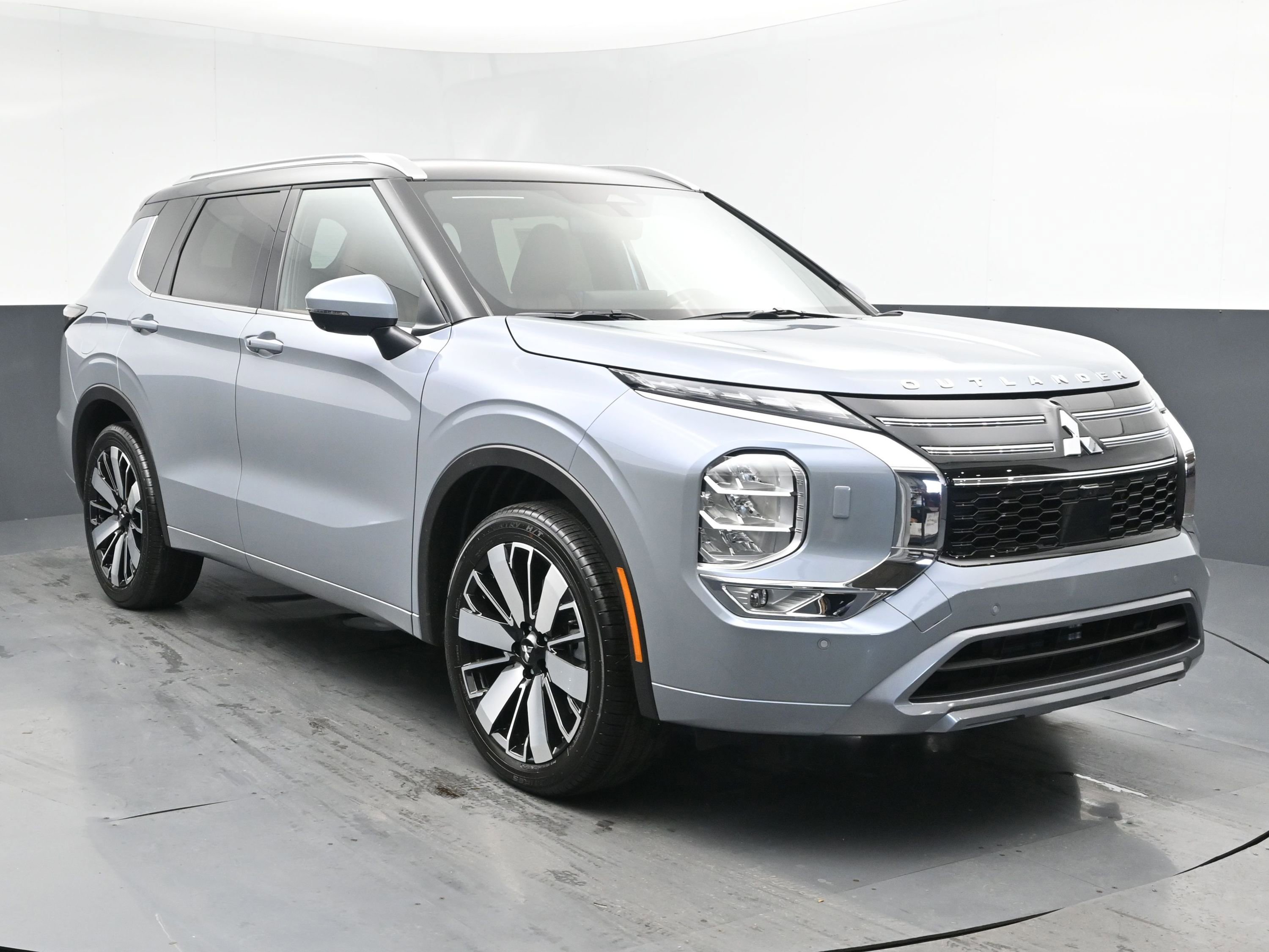 2025 Mitsubishi Outlander SEL photo 2