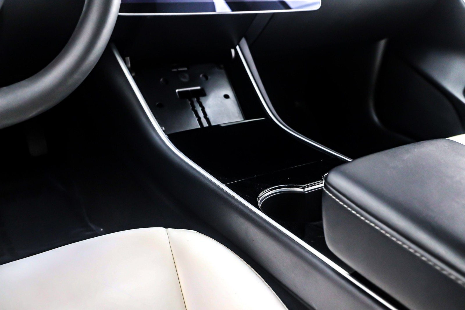 2020 Tesla Model 3 Standard Range Plus photo 4