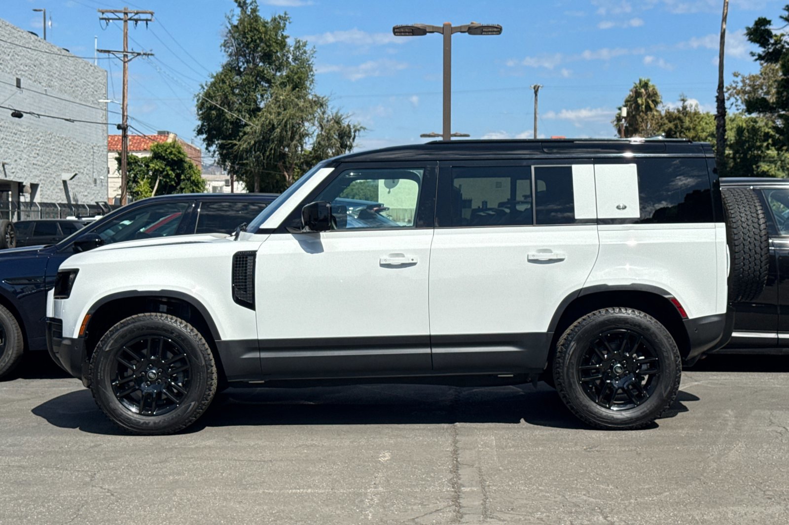 2024 Land Rover Defender S photo 2