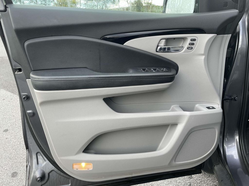 2019 Honda Ridgeline RTL-E photo 3