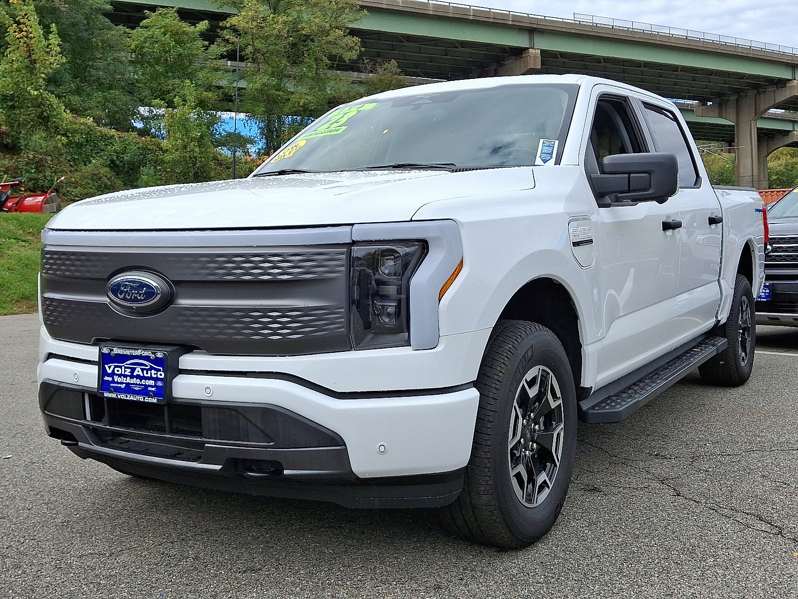 2023 Ford F-150 Lightning XLT photo 4