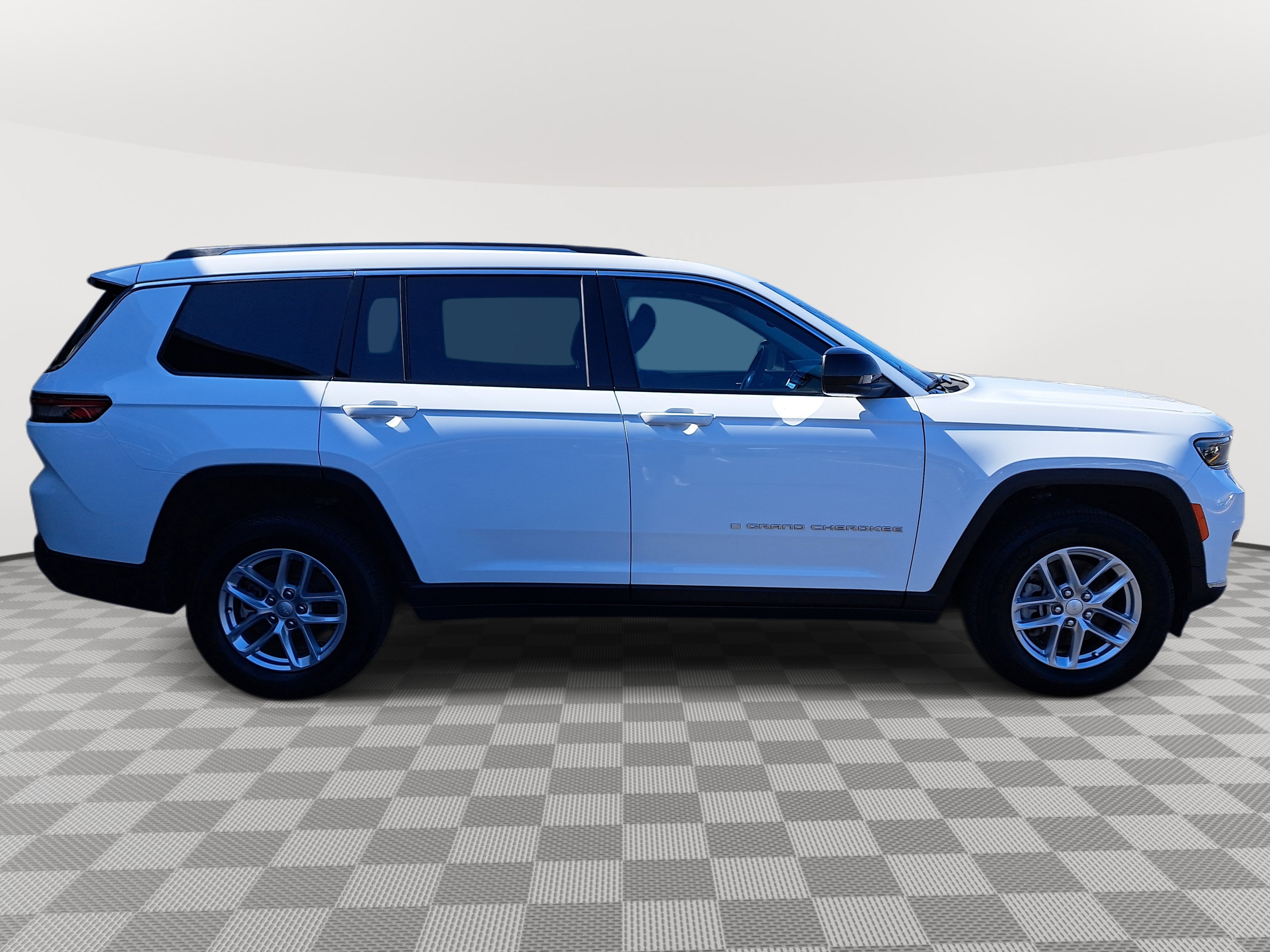 2023 Jeep Grand Cherokee Laredo photo 2