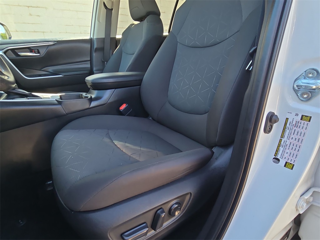2024 Toyota RAV4 XLE photo 17