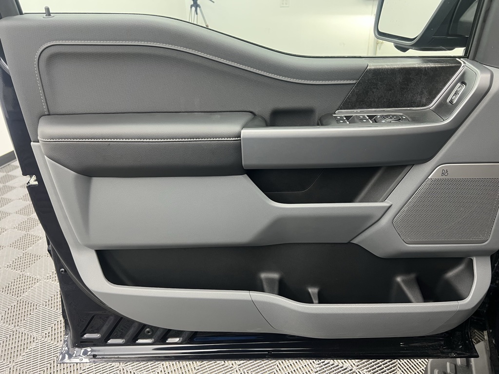 2025 Ford F-150 Lightning photo 17