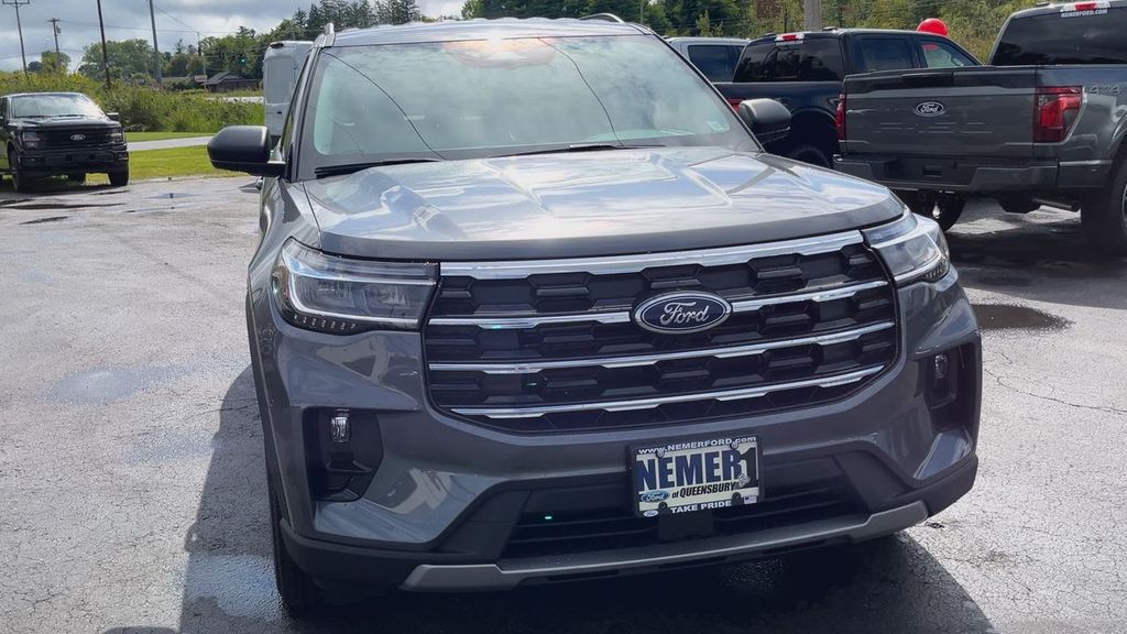 2025 Ford Explorer photo 3