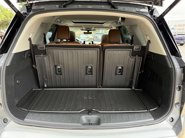 2025 Nissan Pathfinder Platinum photo 31