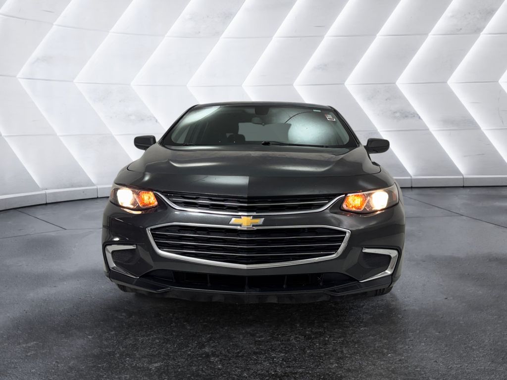 2018 Chevrolet Malibu photo 2