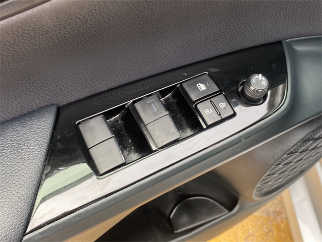 2022 Toyota Prius L photo 19