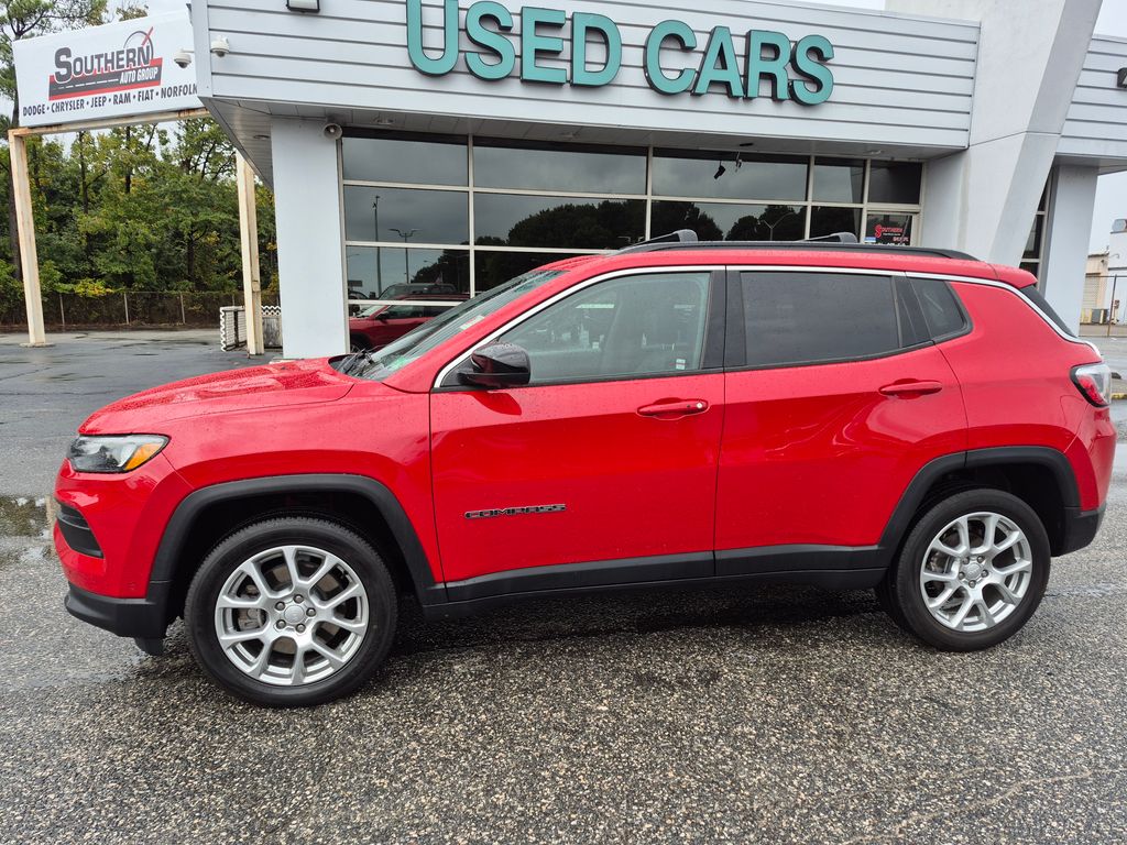 2023 Jeep Compass Latitude Lux photo 2