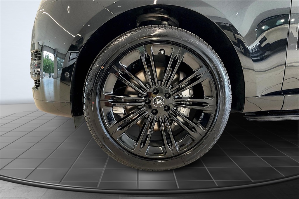 2025 Land Rover Range Rover SE photo 11