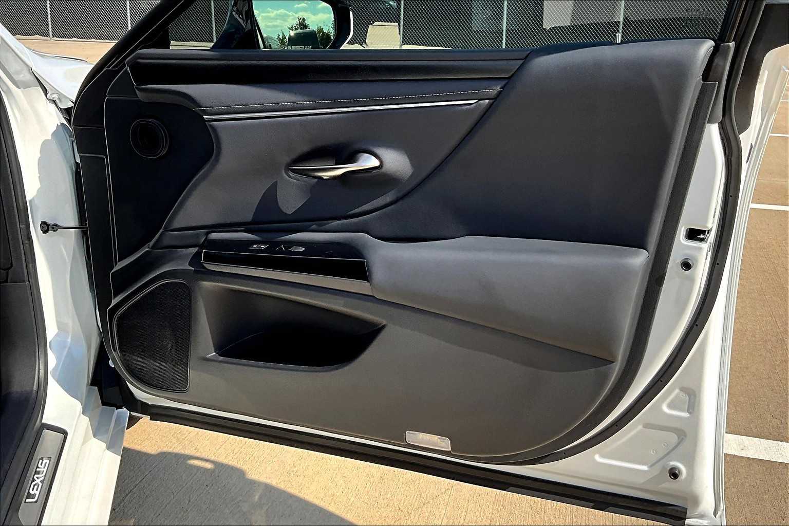 2025 Lexus ES 350 photo 21