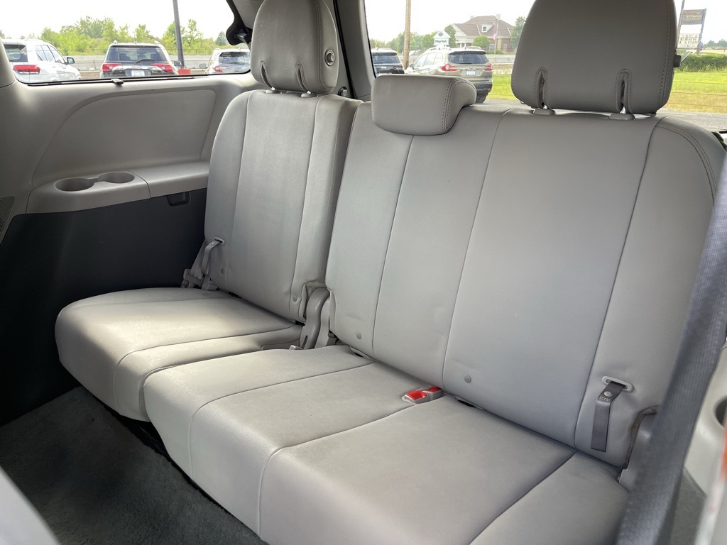 2017 Toyota Sienna XLE photo 24
