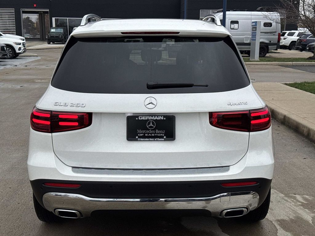 2026 Mercedes Benz GLB 250 4MATIC photo 3