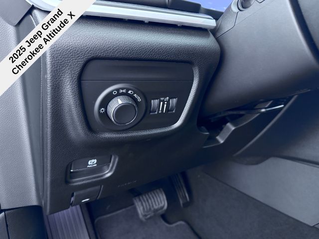 2025 Jeep Grand Cherokee Altitude photo 32