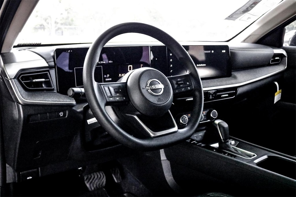 2025 Nissan Kicks SV photo 10
