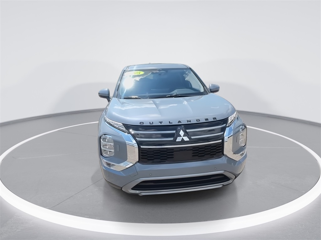2025 Mitsubishi Outlander SE photo 3