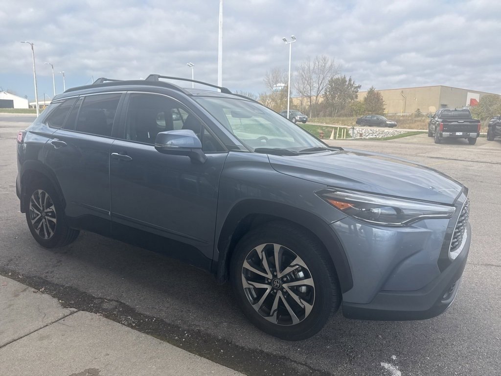 2023 Toyota Corolla Cross XLE photo 3