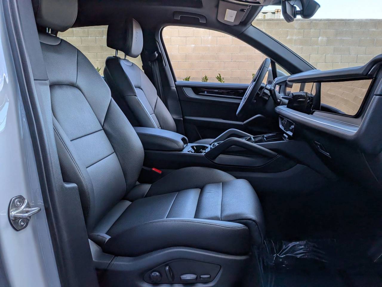 2025 Porsche Cayenne Base photo 22