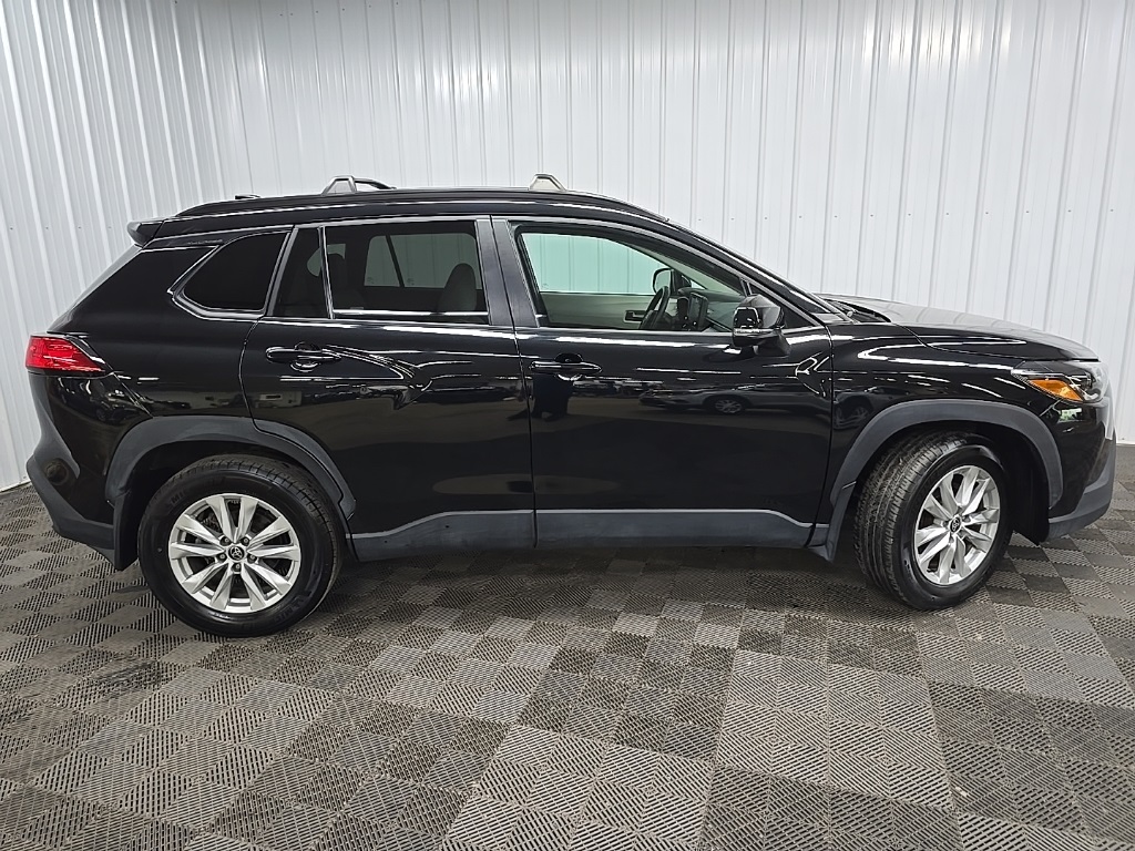 2022 Toyota Corolla Cross LE photo 2